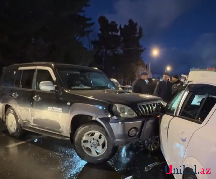 Şəkidə iki maşın toqquşdu: 3 nəfər yaralandı